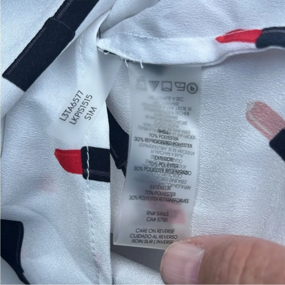 NWT Karl Lagerfeld Lipstick Pattern Long
Slv Roll Tab Blouse Generous XS - Image 11