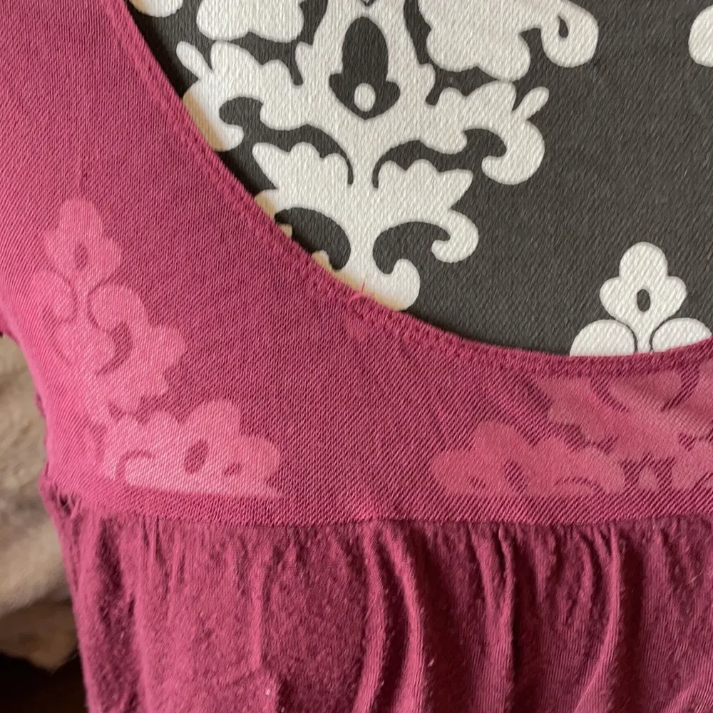 DKNY JEANS Burgundy Flower Design Top Size M - Image 3