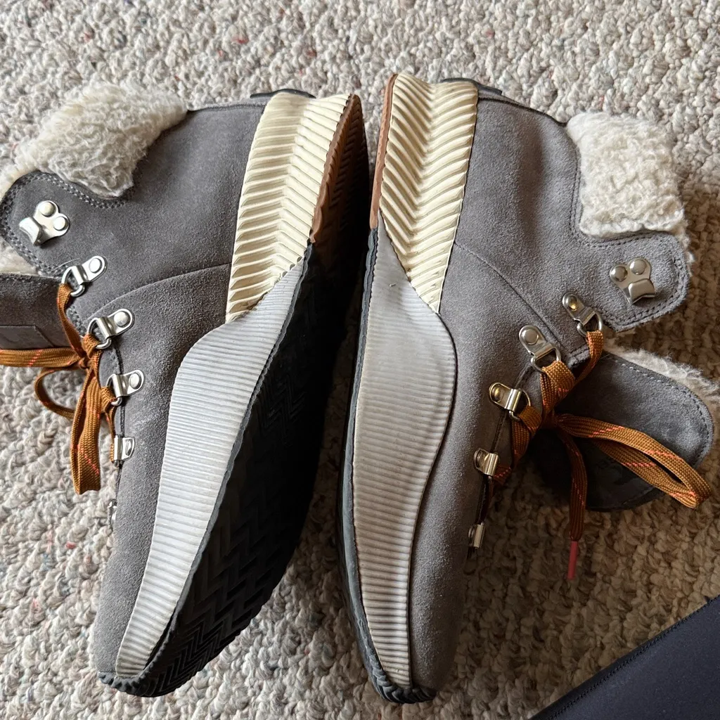 Sorel Out N About III Conquest Waterproof Boots With Faux Shearing Cuff- Size 10 - Image 9