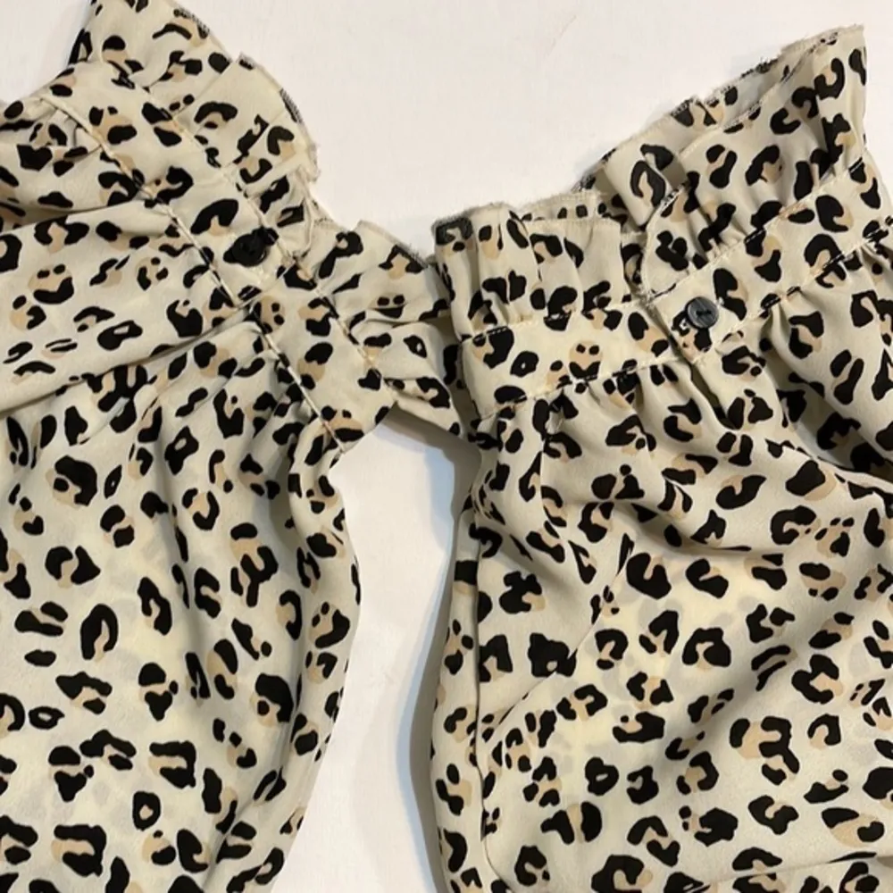 Zac & Rachel blouse animal print long sleeve blouse V Neck leopard Top Sz M Tan Size M - Image 9