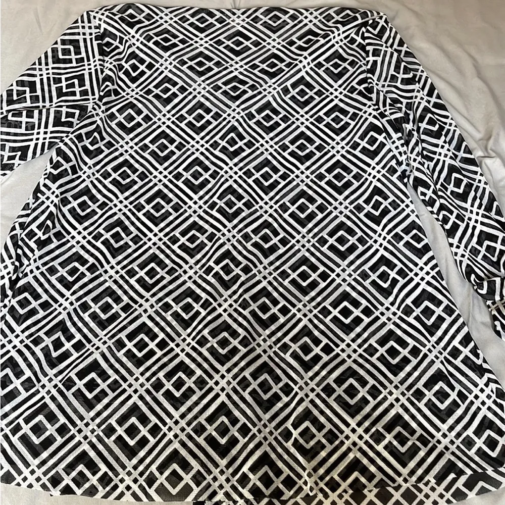 Alfani black and white print design blouse. Size petite large - Image 4