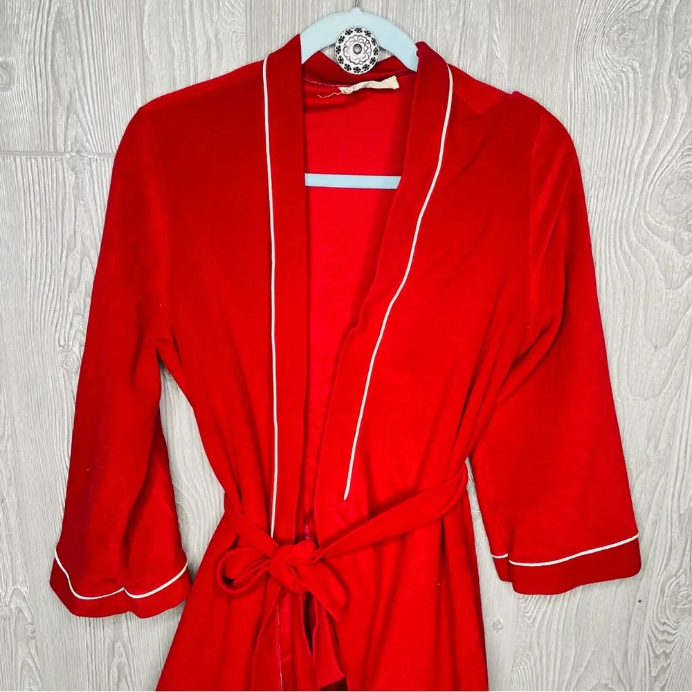 Vintage vanity fair dressing robe 1960 Red Velour White Piping Trim Detail med - Image 3