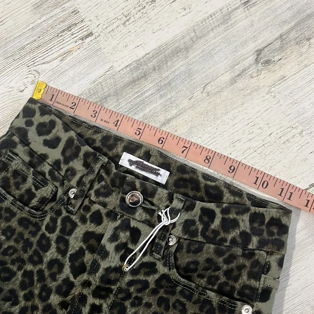 Good American Green Leopard Print Jeans Size 24.  NWOT - Image 9
