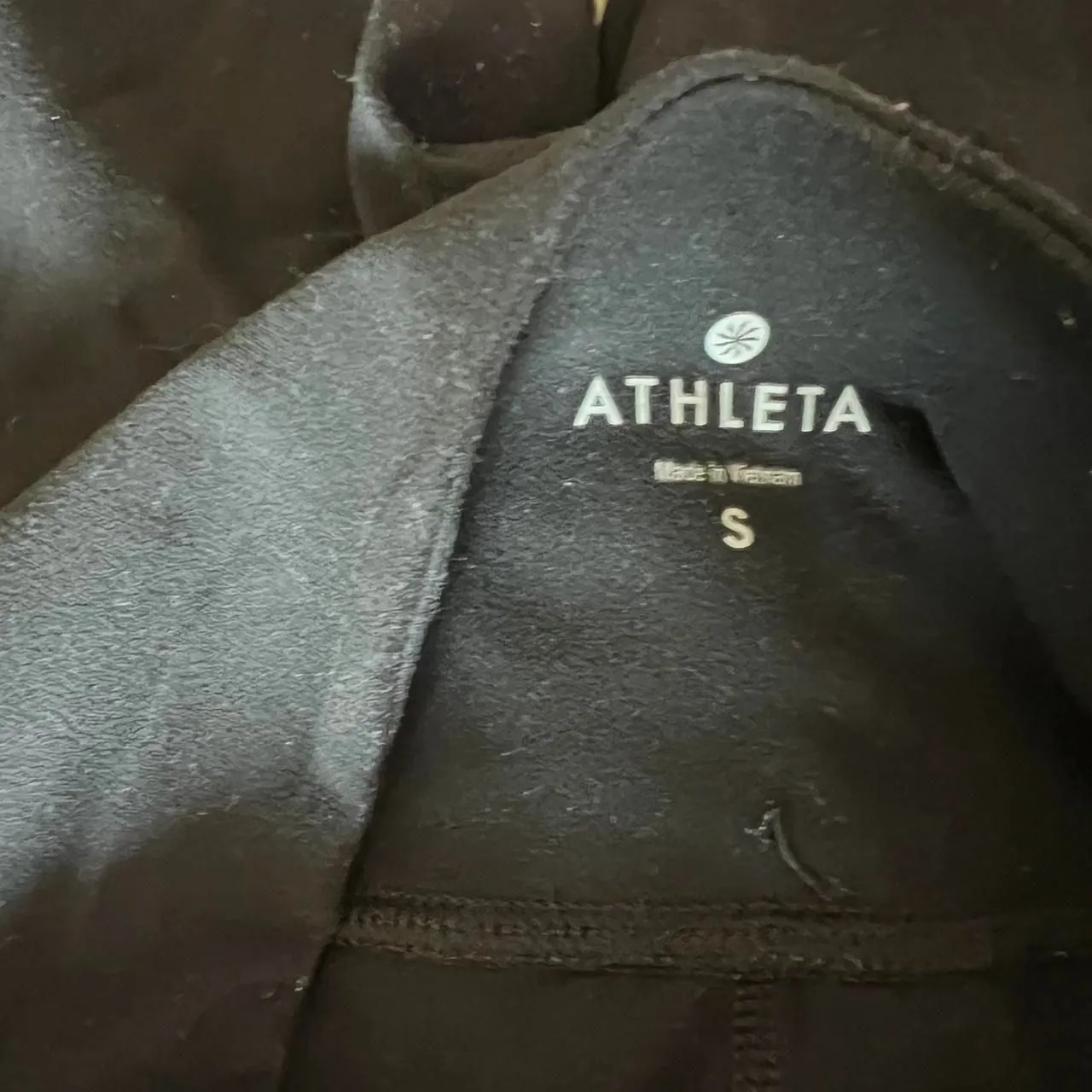 Athleta Women's Black High Waisted Mantra Mesh Workout Capri Leggings size Small - Image 5