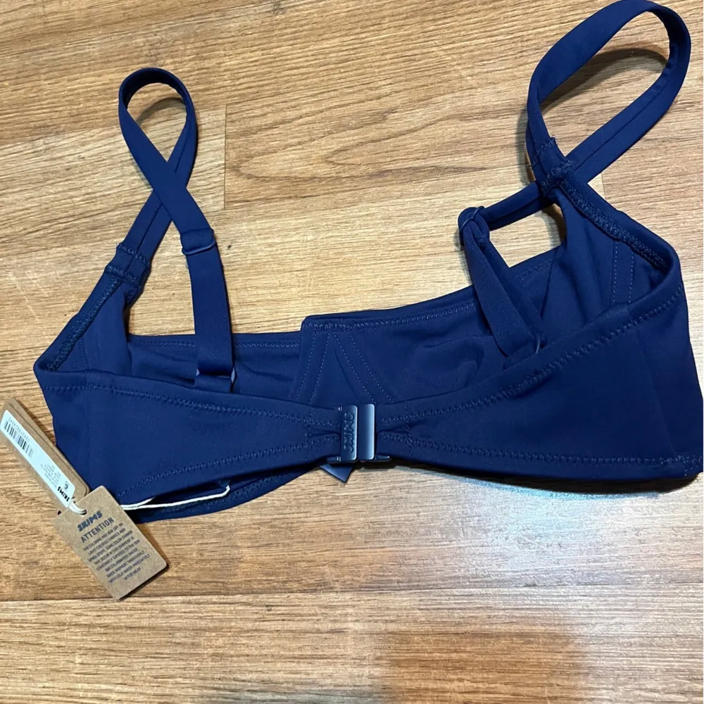 NWT  sculpting swim top - Image 4