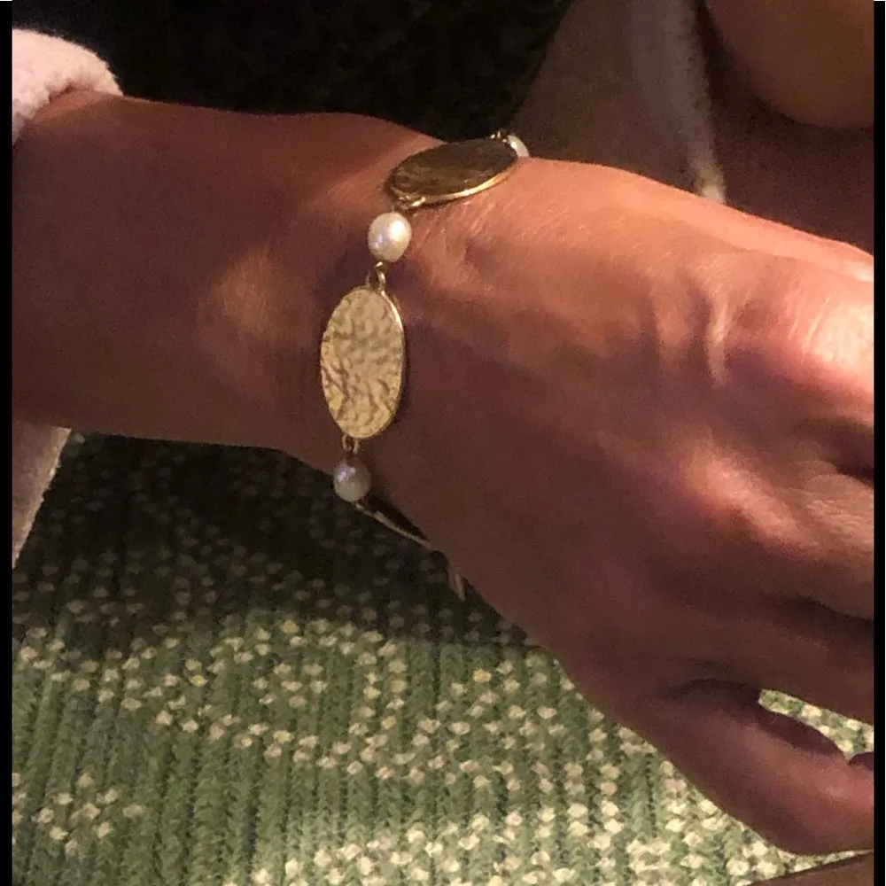 Gold coin, pearl hand chain bracelet - Image 4