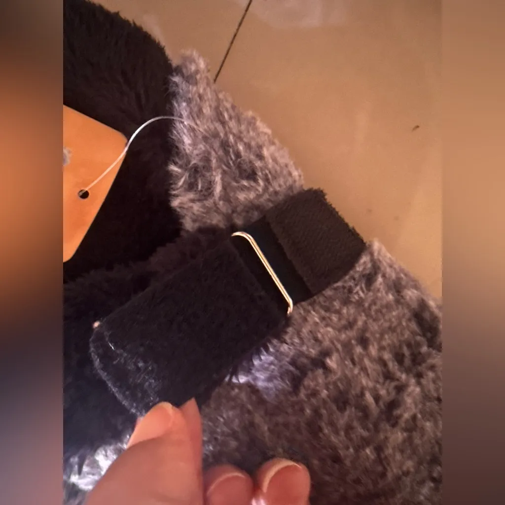 NC AI GRAY SLIPPER SIZE 8 unisex lippers appear to be a fluffy, possibly - Image 6