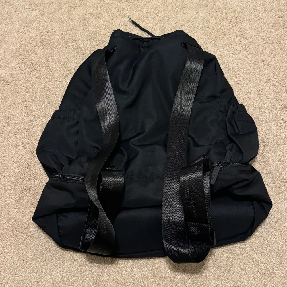 NEW Beyond Yoga Backpack Black Convertible Athletic Yoga Gym Bag NWT - Image 4