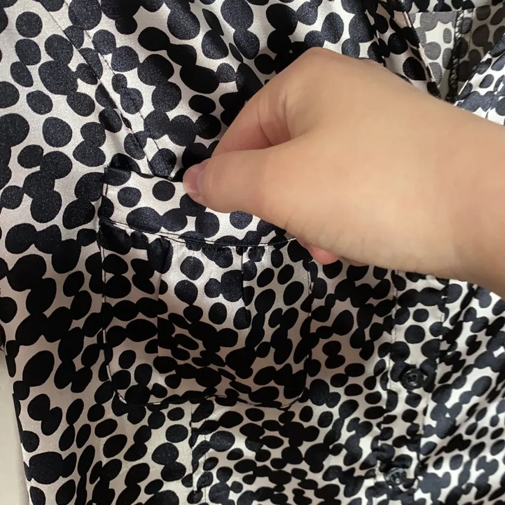 BCBGMaxAzria polka dot satin short sleeve blouse size M - Image 5