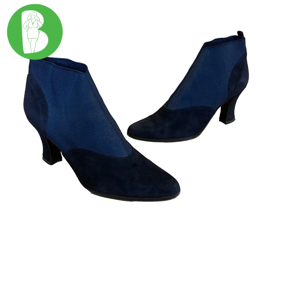 VINTAGE 1990'S/Y2K ANNE KLEIN NAVY BLUE STRETCH FABRIC & SUEDE BOOTIE HEELS (7N) - Image 2