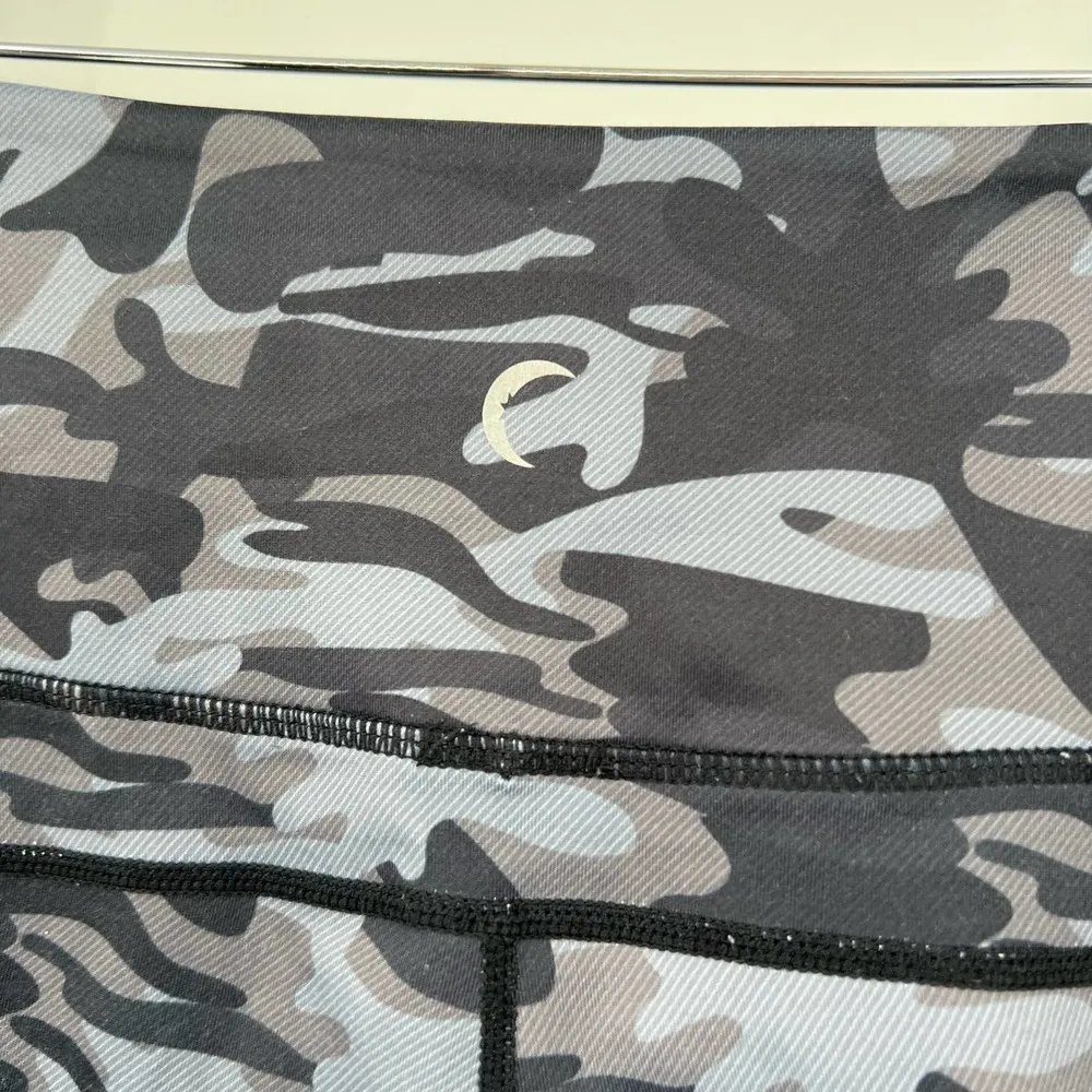 Zyia Black Camo Light n Tight Crop Leggings Pockets High Rise Yoga Run sz small - Image 6