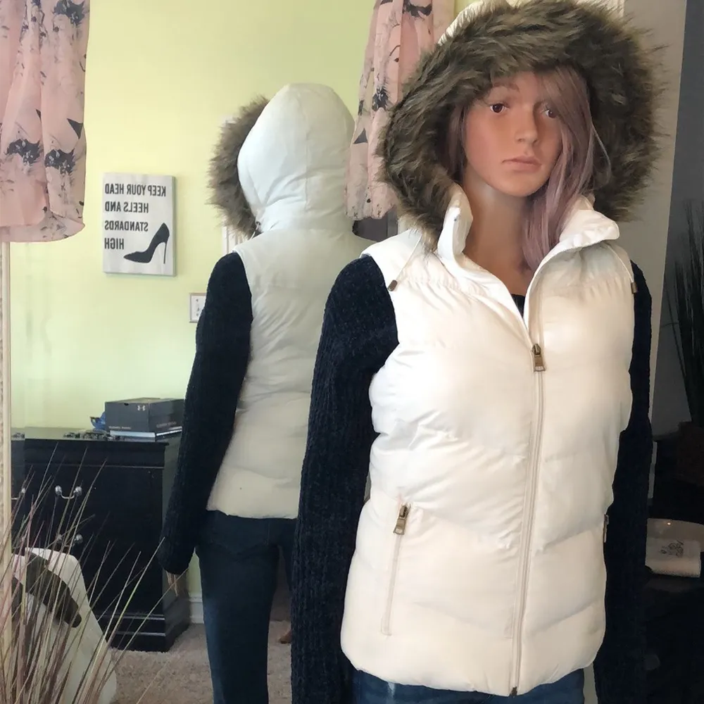 Banana Republic white puffer vest - Image 10