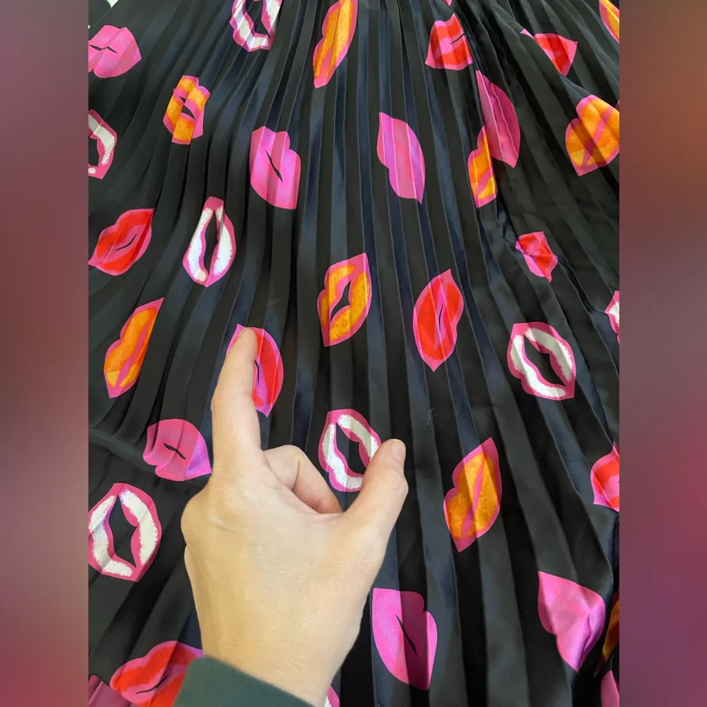 AMUR Afra Pleated Black Bisou Pink Red Lips Lip Kisses Midi Dress‎ - Image 5