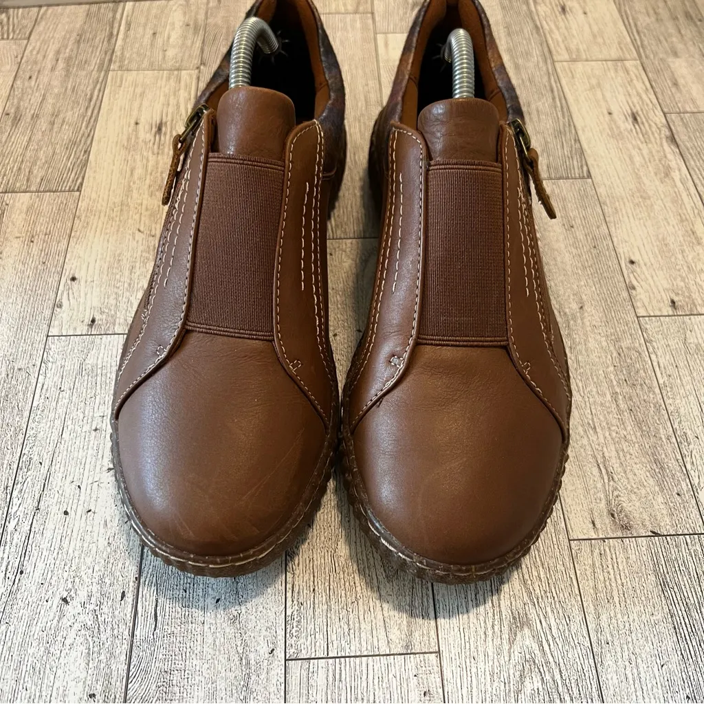 NEW Clarks Caroline Cove Slip-On Brown Leather Shoes Sneaker Zip Stretch 7.5M - Image 2