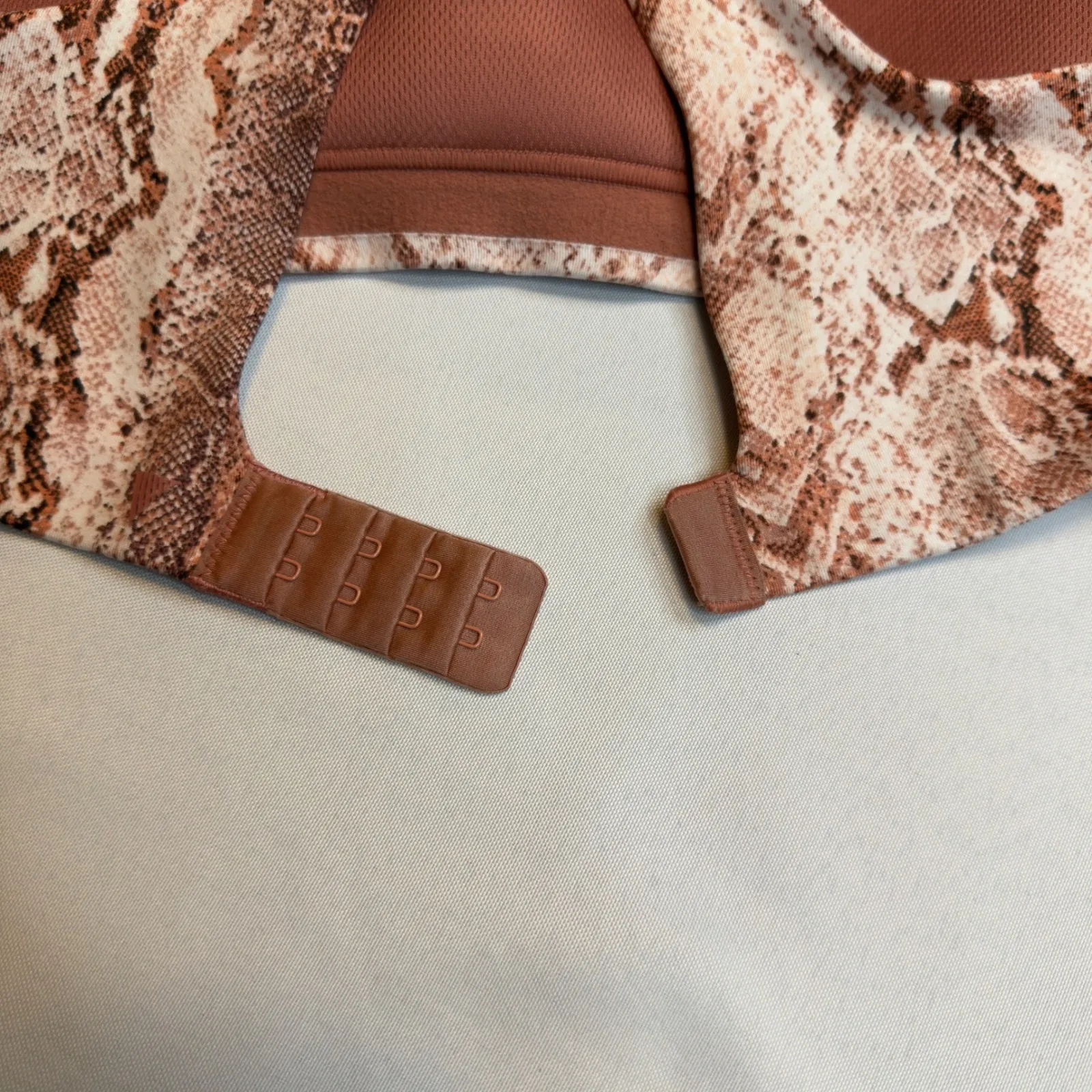 Victoria's Secret Incredible Max Maximum Support Sports Bra Ginger Snakeskin 36D Tan Size undefined - Image 7