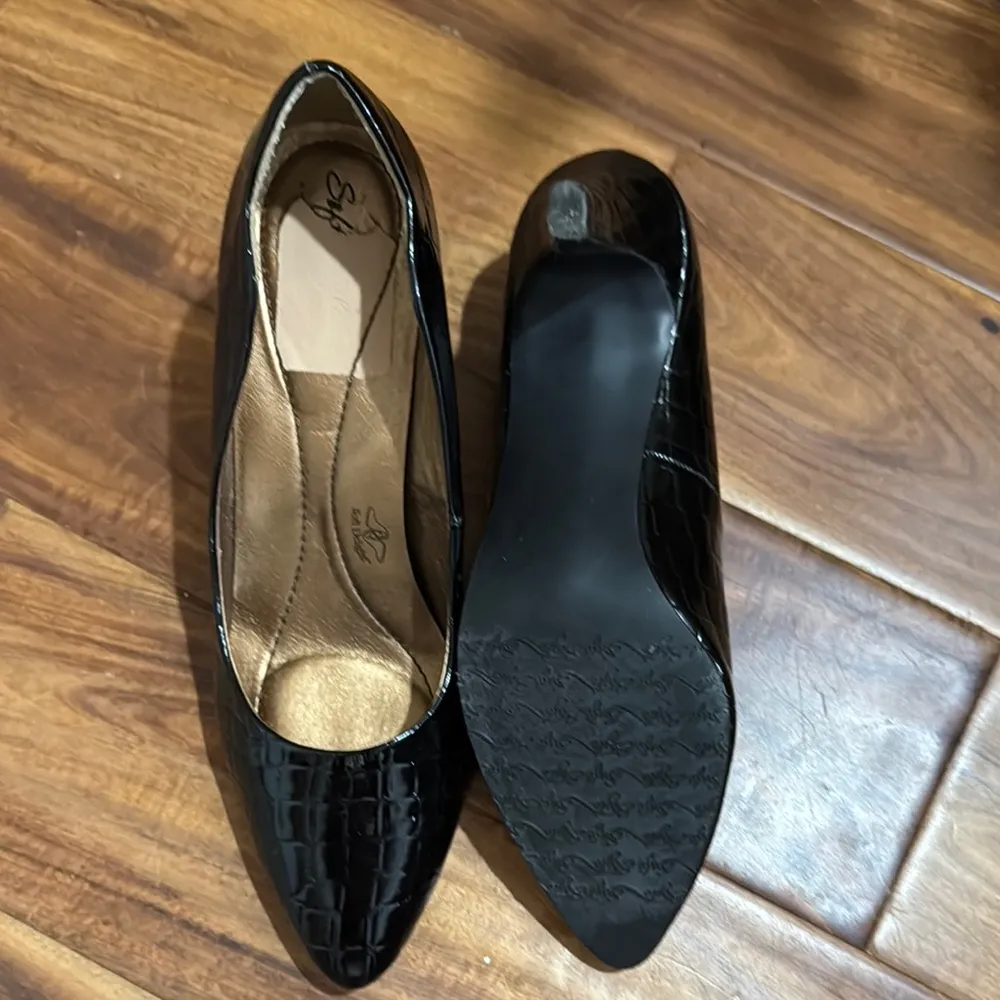 Life Stride Black Heels with Textured Design - Image 3