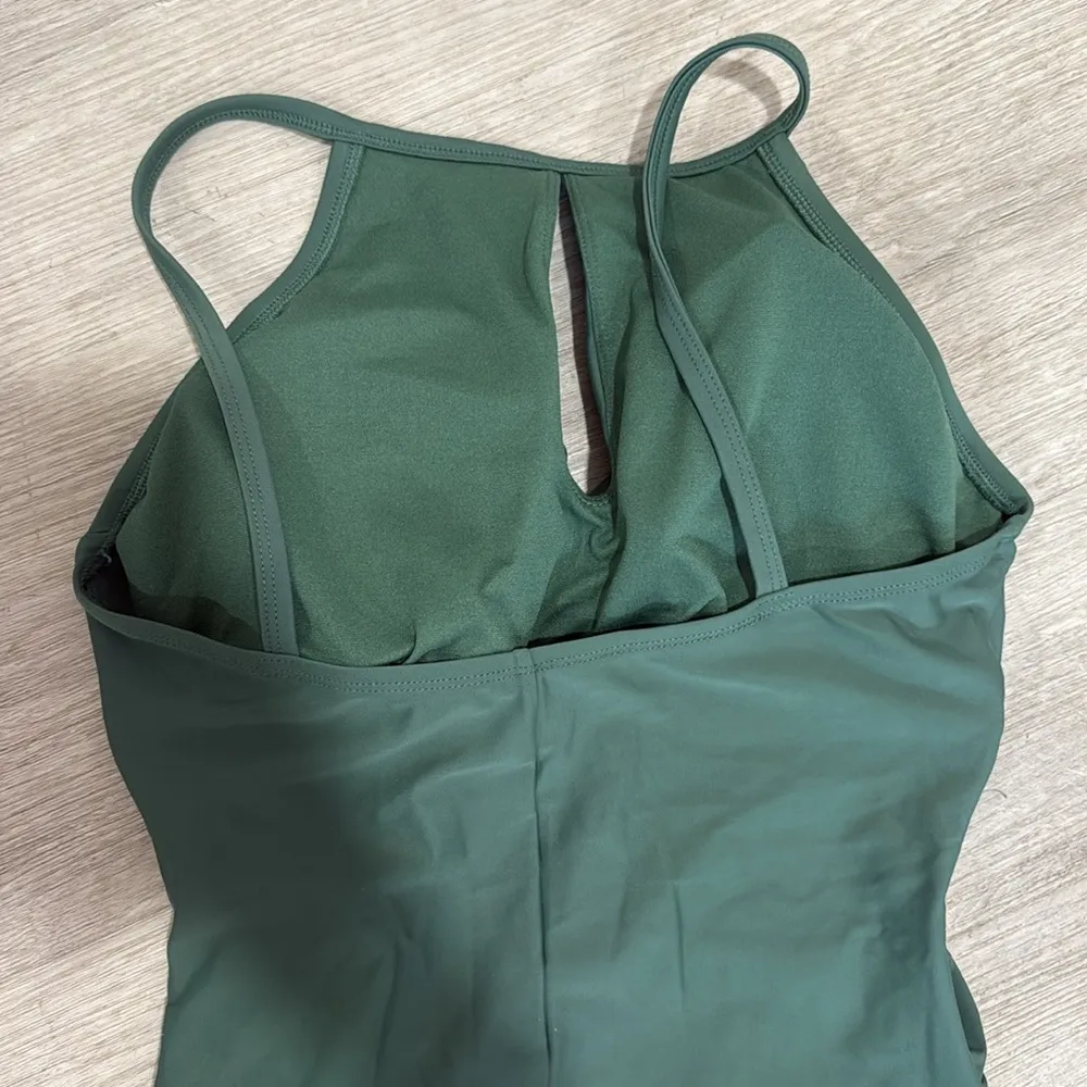 Ellen Tracy one piece ruched swimsuit with cutout at front - Image 5