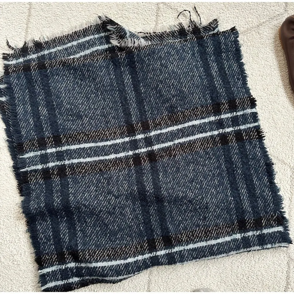 Banana Republic Large Check Plaid Navy Blue Eyelash Fringe Scarf - Image 2
