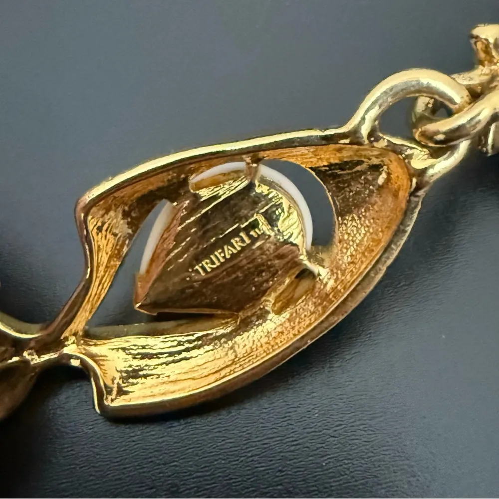 TRIFARI Signed School Of Fish Goldtone Milk Glass Fish Link Statement Necklace - Image 14