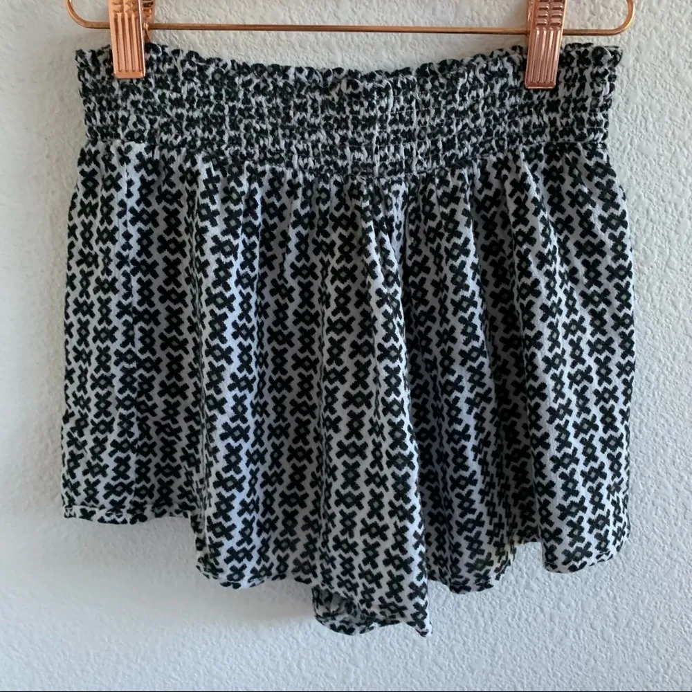 Urban Outfitters Out From Under Smocked Waist Flowy Shorts Small - Image 2