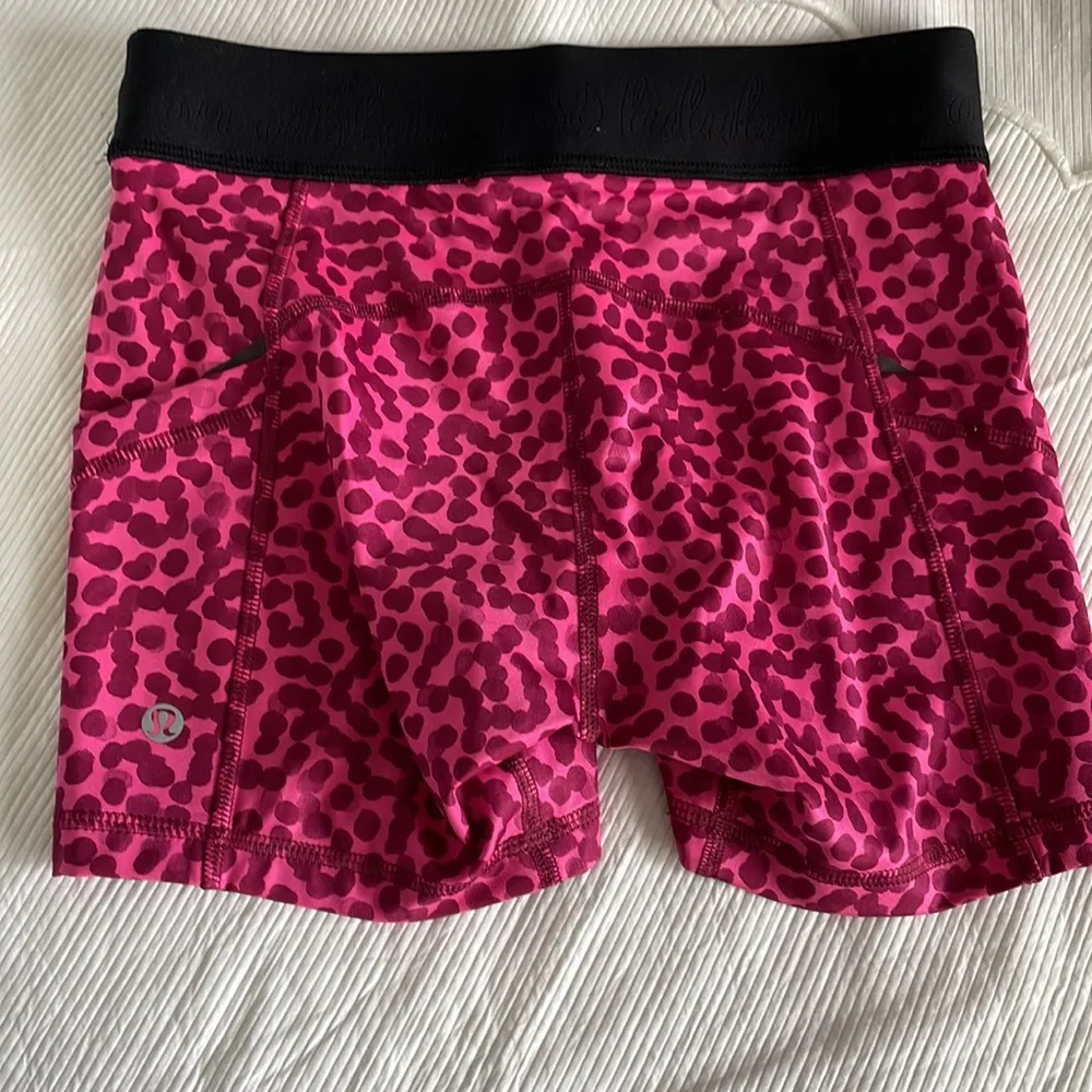 Lululemon bike shorts with side pockets 4 inch - Image 3