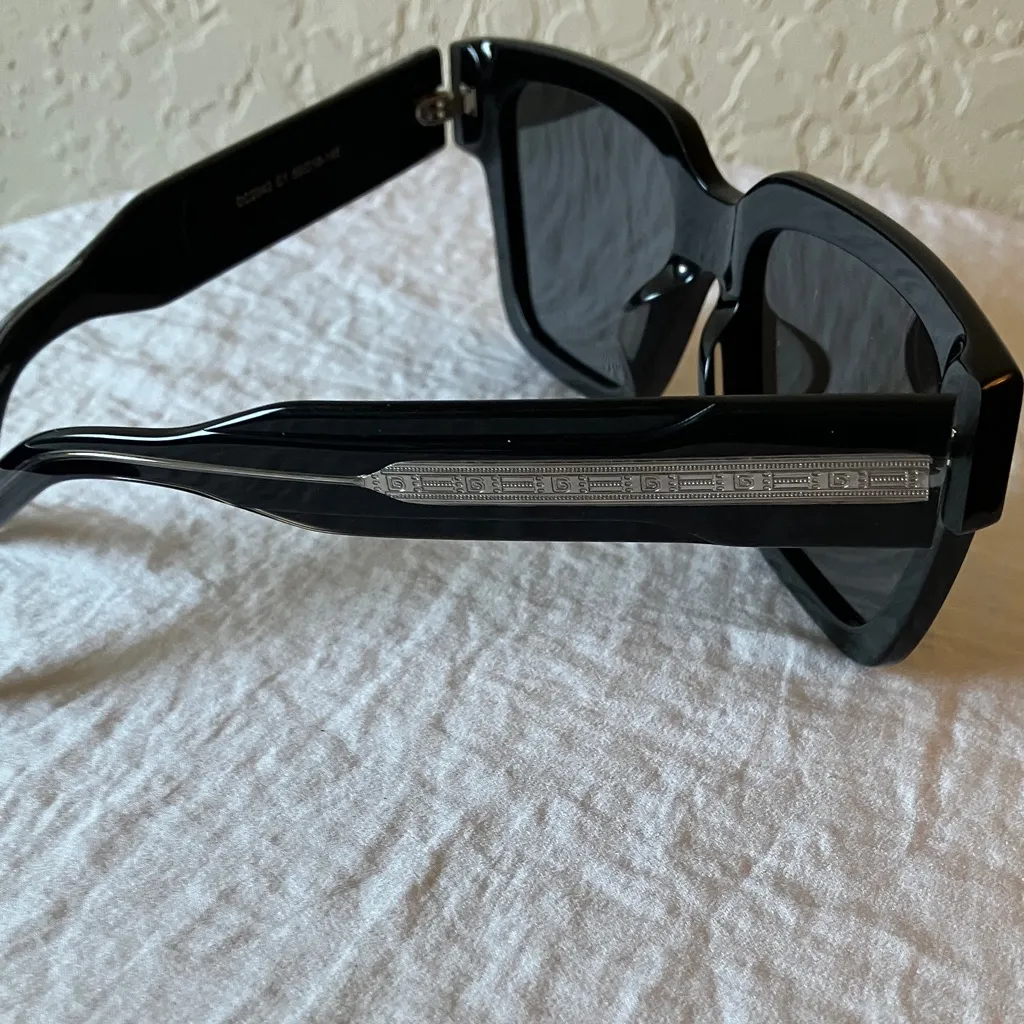 Duco: Black Retro Square Sunglasses - Image 6