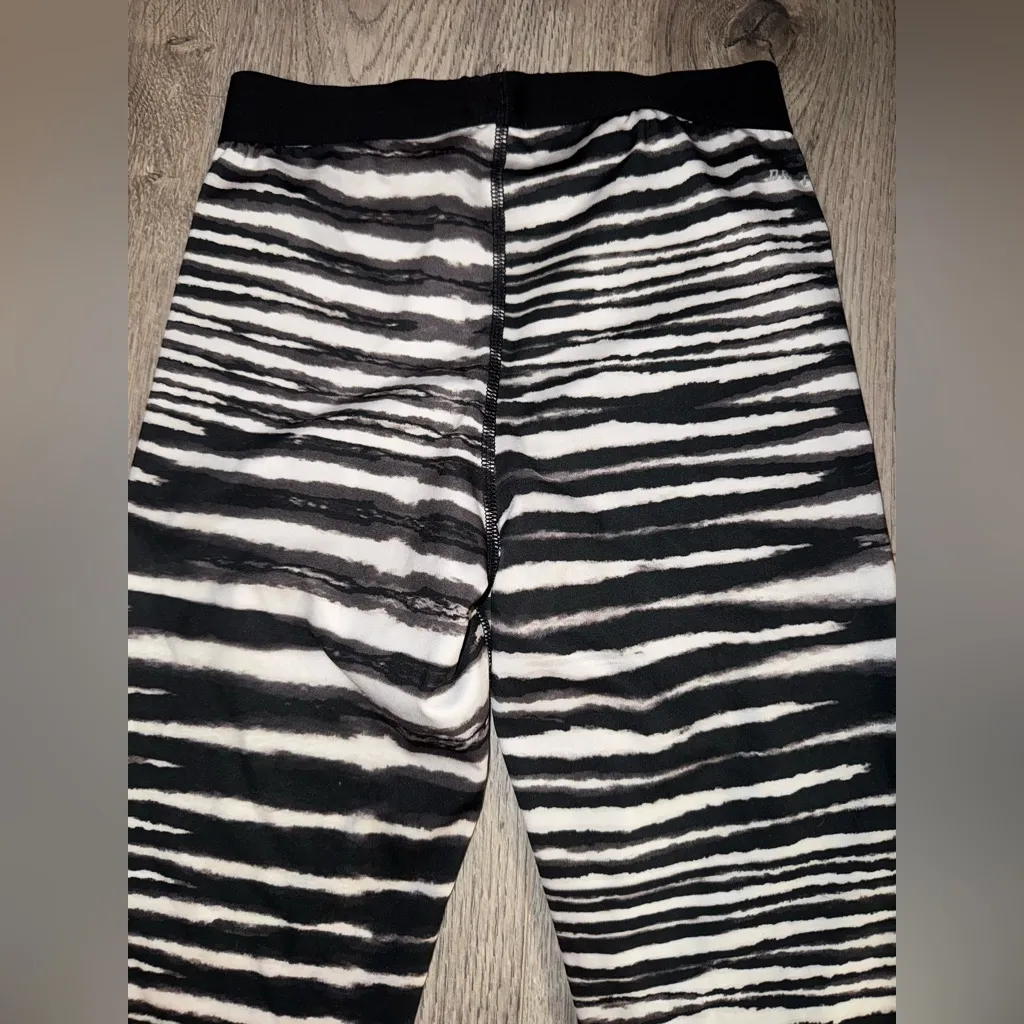 Nike Pro Women's Small Capri Length Compression Athletic Leggings Tiger Striped - Image 5