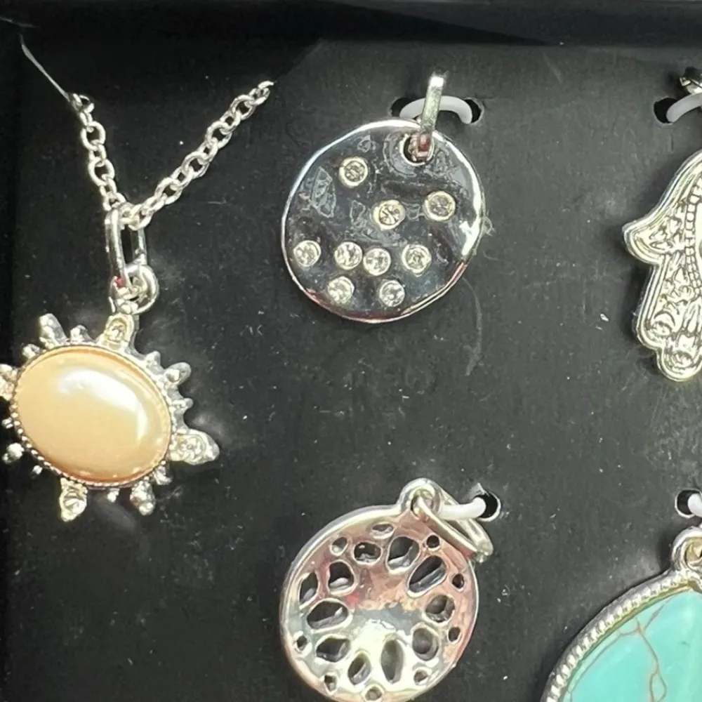 Avon 7 Days Celestial Charm Necklace Silver Tone with 7 Interchangeable Charms - Image 4