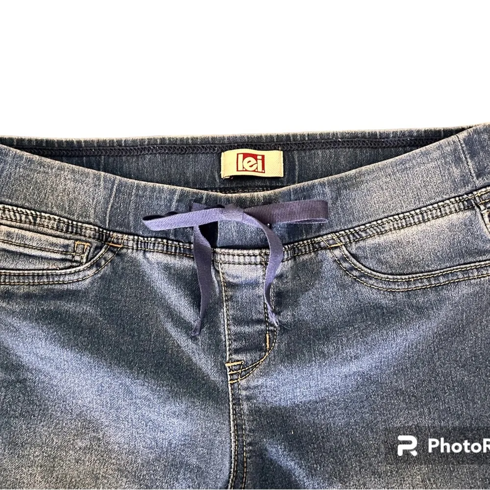 L.E.I Medium Wash Cropped Relaxed Leg Jeans - Image 2