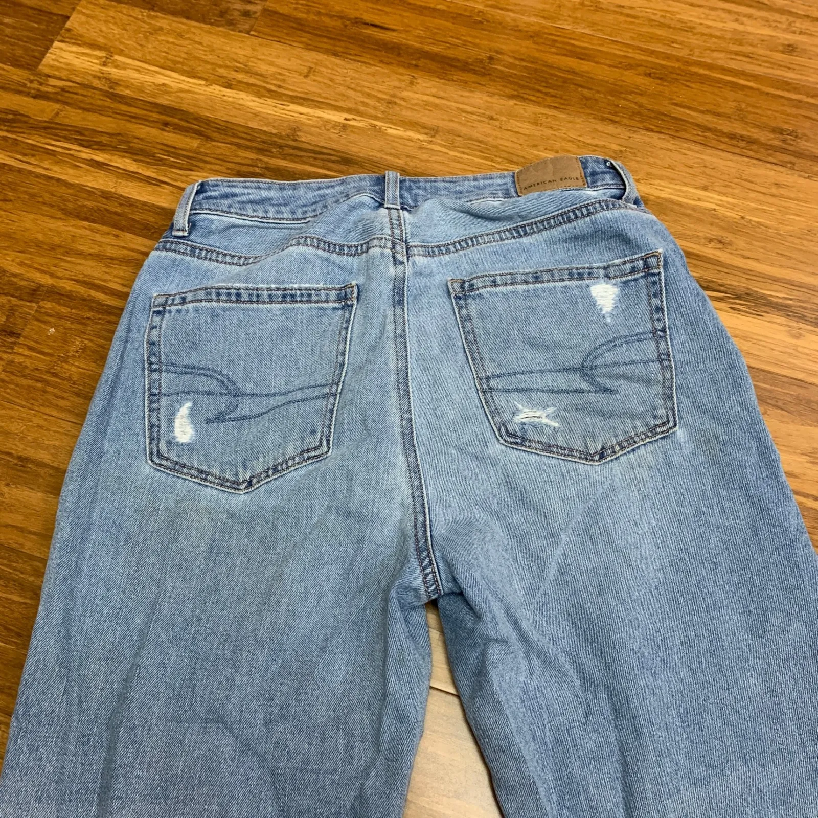 American‎ Eagle Mom Jeans Womens Size 4 Short Ripped Distressed Light Wash Denim - Image 5