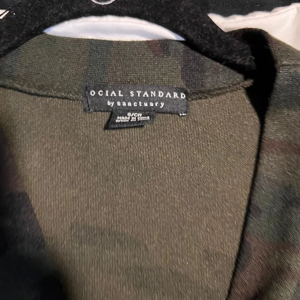 Trendy Cropped Camo Print Cardigan with Button Front - Military Style Sweater-SM - Image 6