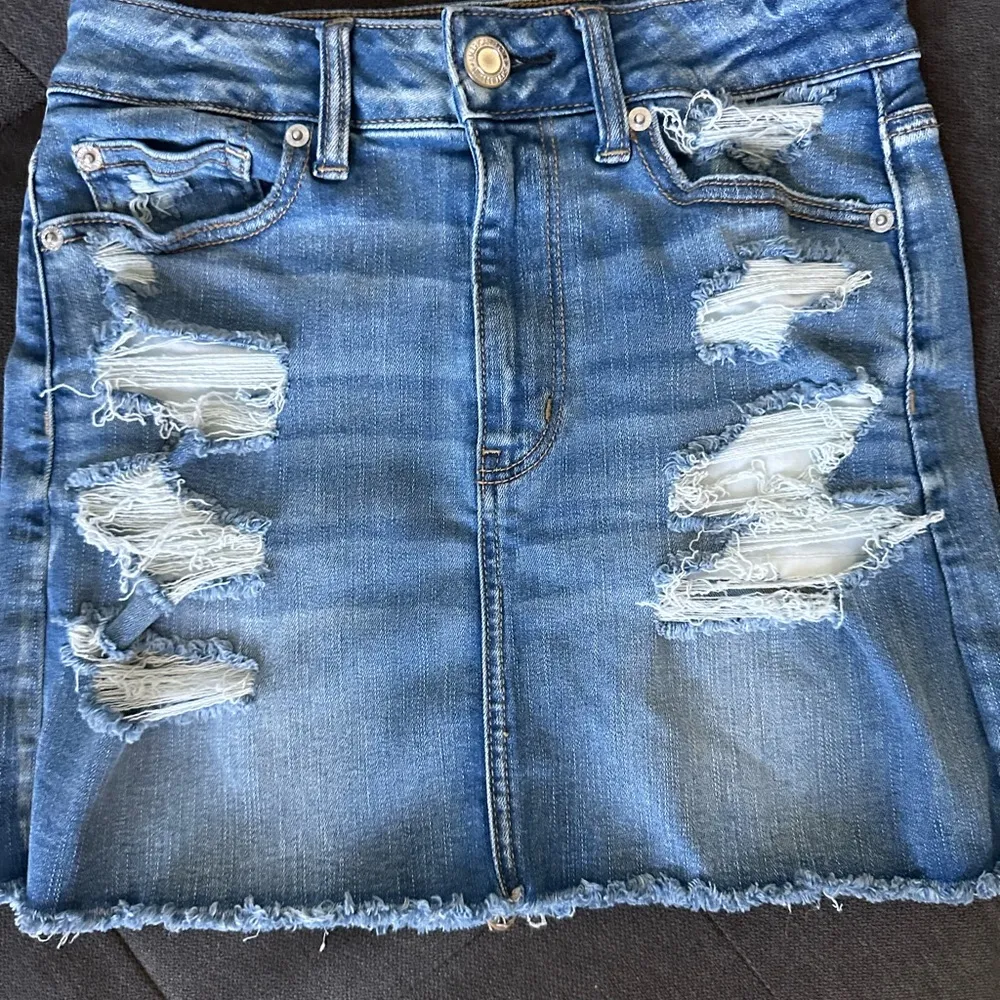 NWOT American Eagle Next Level Stretch Distressed Denim Skirt: Size 6 - Image 5