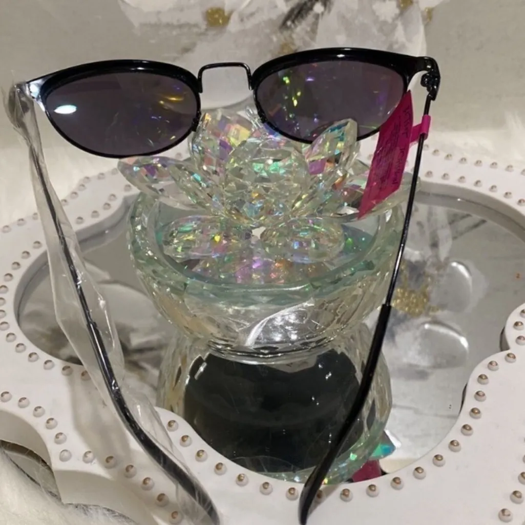 Betsey Johnson Black Sunglasses with Iridescent Lenses - Image 5