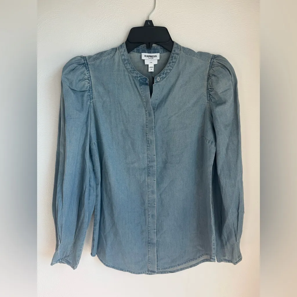 NWT Express Portofino Women's Light Blue Denim Blouse Top Puff Sleeves - Image 2