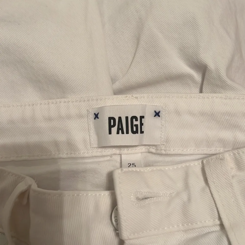 PAIGE Hoxton Straight Ruffle-Detail Ankle Jeans in Crisp White - Image 2