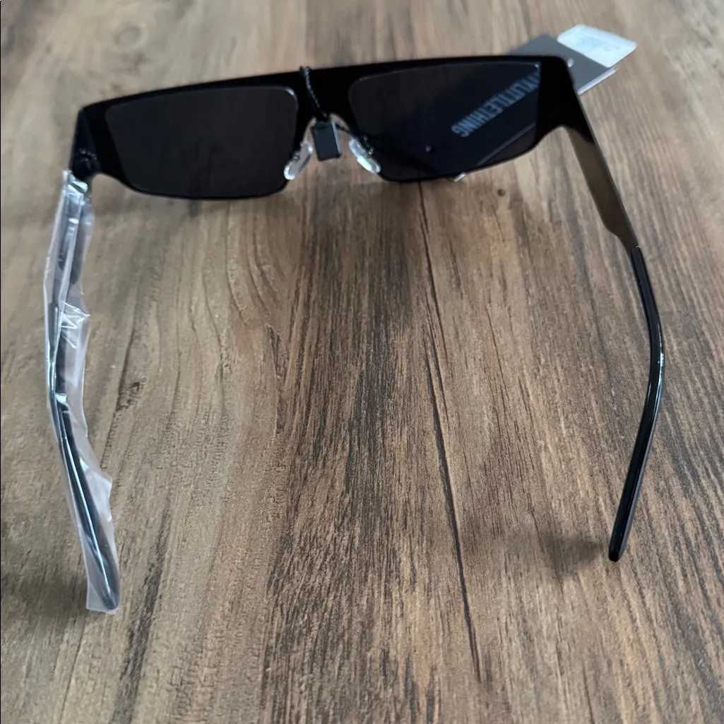 PrettyLittleThing Black Sunglasses - Image 4