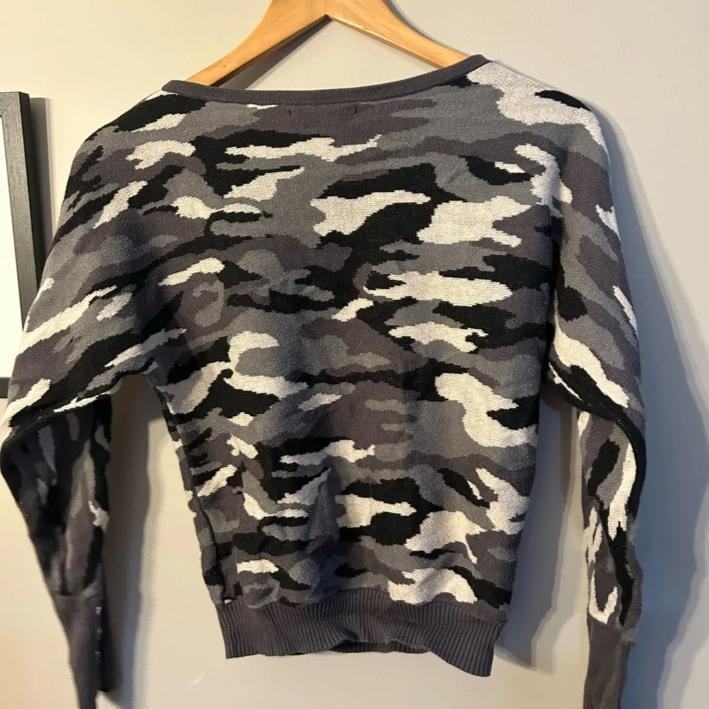 New York & Company Camouflage Crewneck Sweater Gray and Black Size XS - Image 4