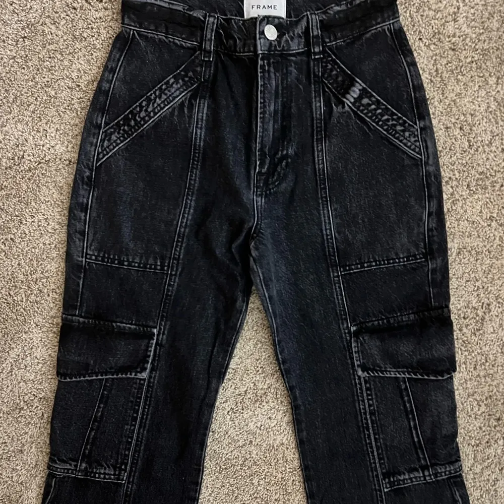 Frame High Rise Utility Straight Leg Cargo Jeans in Black Astray size 25 - Image 5