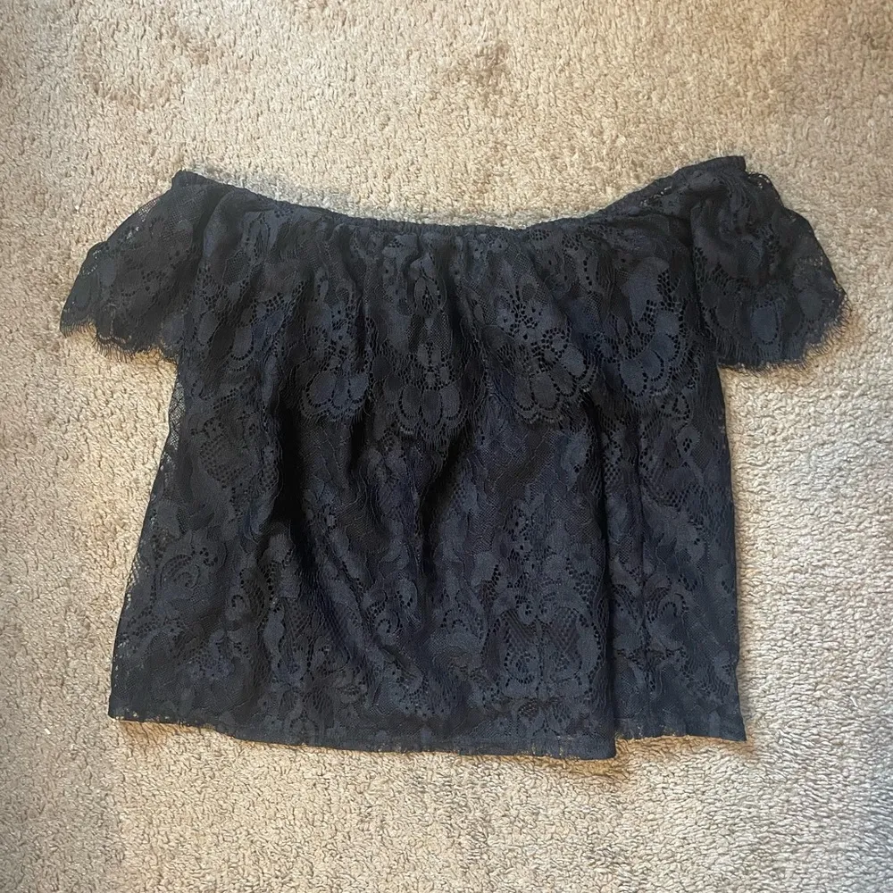 Hollister black floral lace off-the-shoulder shirt size large - Image 3