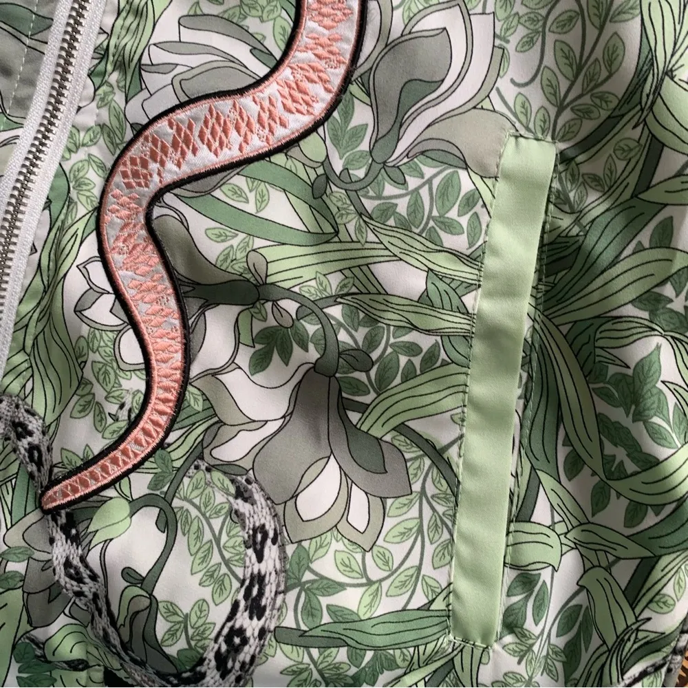 GUESS “Snake in the Grass” Sateen Bomber Jacket Sz: Small - Image 8