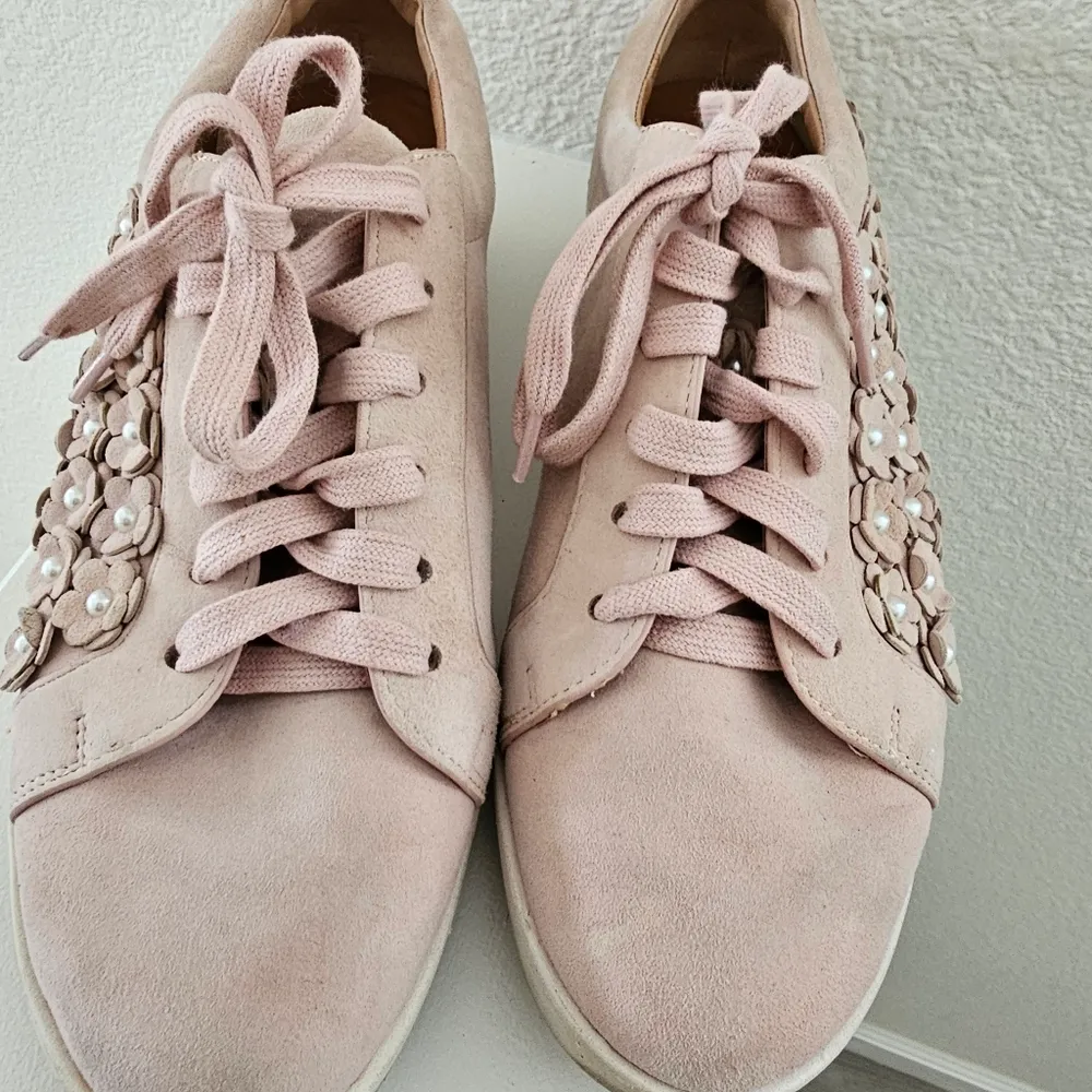 Gentle Souls Kenneth Cole Blush Pink Suede Sneakers Floral Pearl Size 9.5 - Image 4
