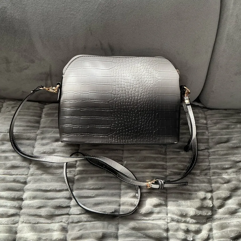 Dressy crossbody NWOT 🌹 Gray - Image 3