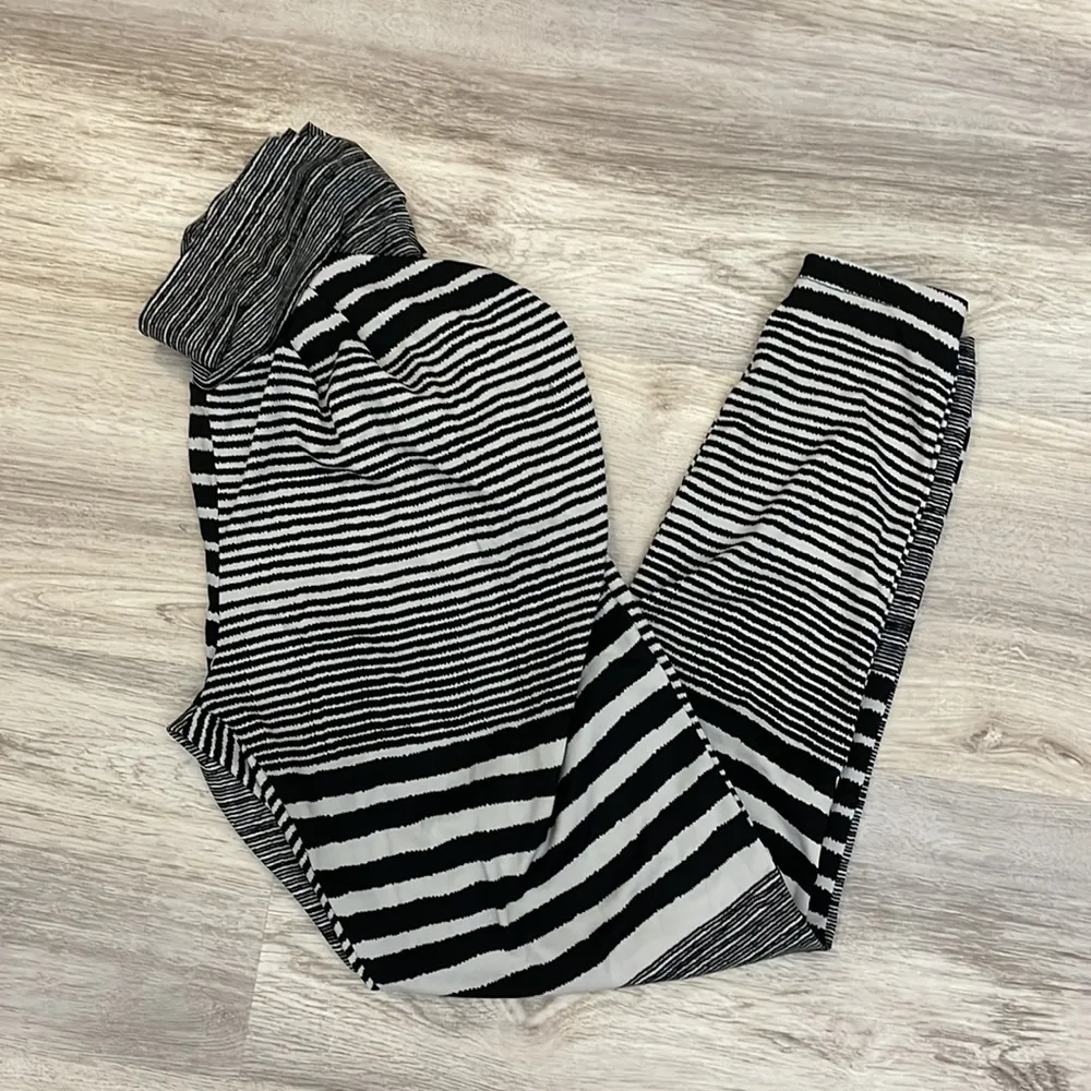 Black & White Alternating Stripe Pattern Stretchy Pull On Pants M/L - Image 3