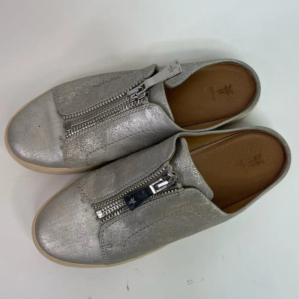 Frye Lena Slip On Mule Sneaker Size 7.5 Silver Metallic Zipper Leather Shoes - Image 8