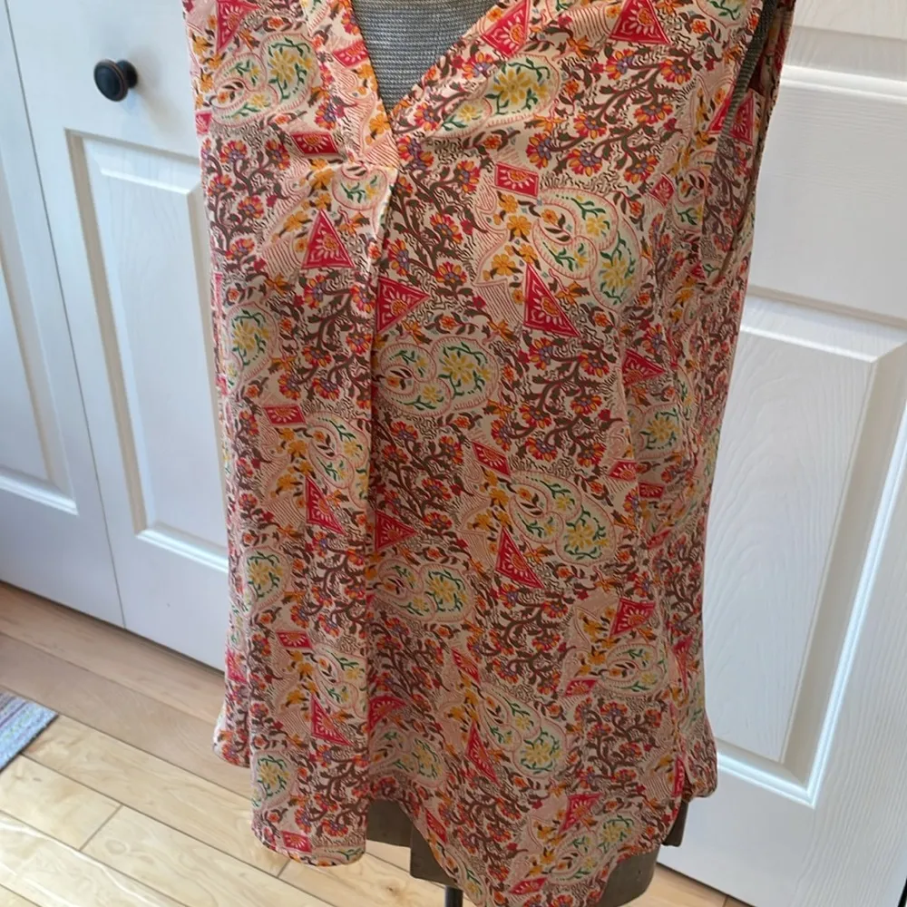 Violet + Claire boho orange print v neck loose fit sleeveless lightweight top - Image 3