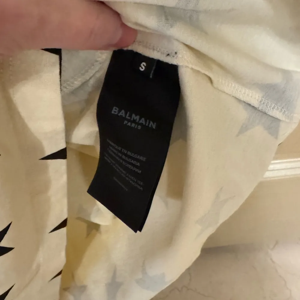Authentic NWT Balmain Signature Stars Print T-Shirt - Black & Cream - Image 4
