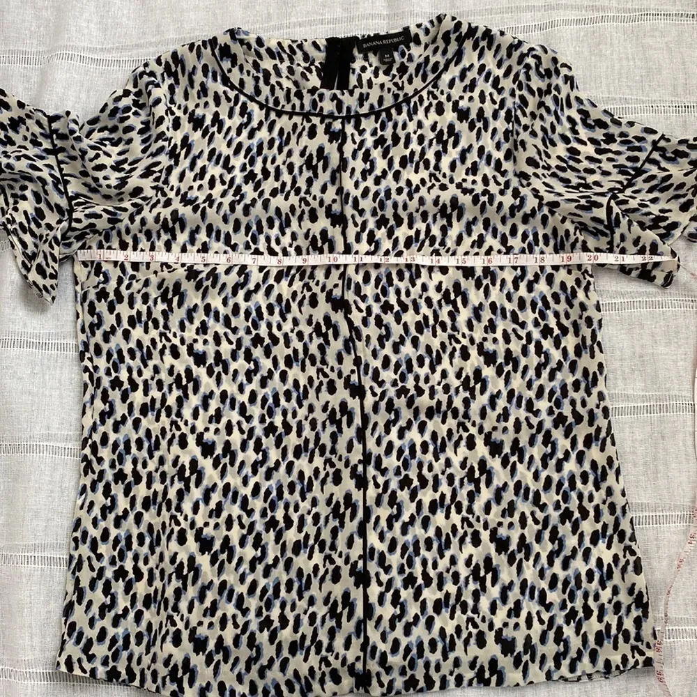 Banana Republic cheetah print blouse with ruffled sleeves. Black Size M - Image 12