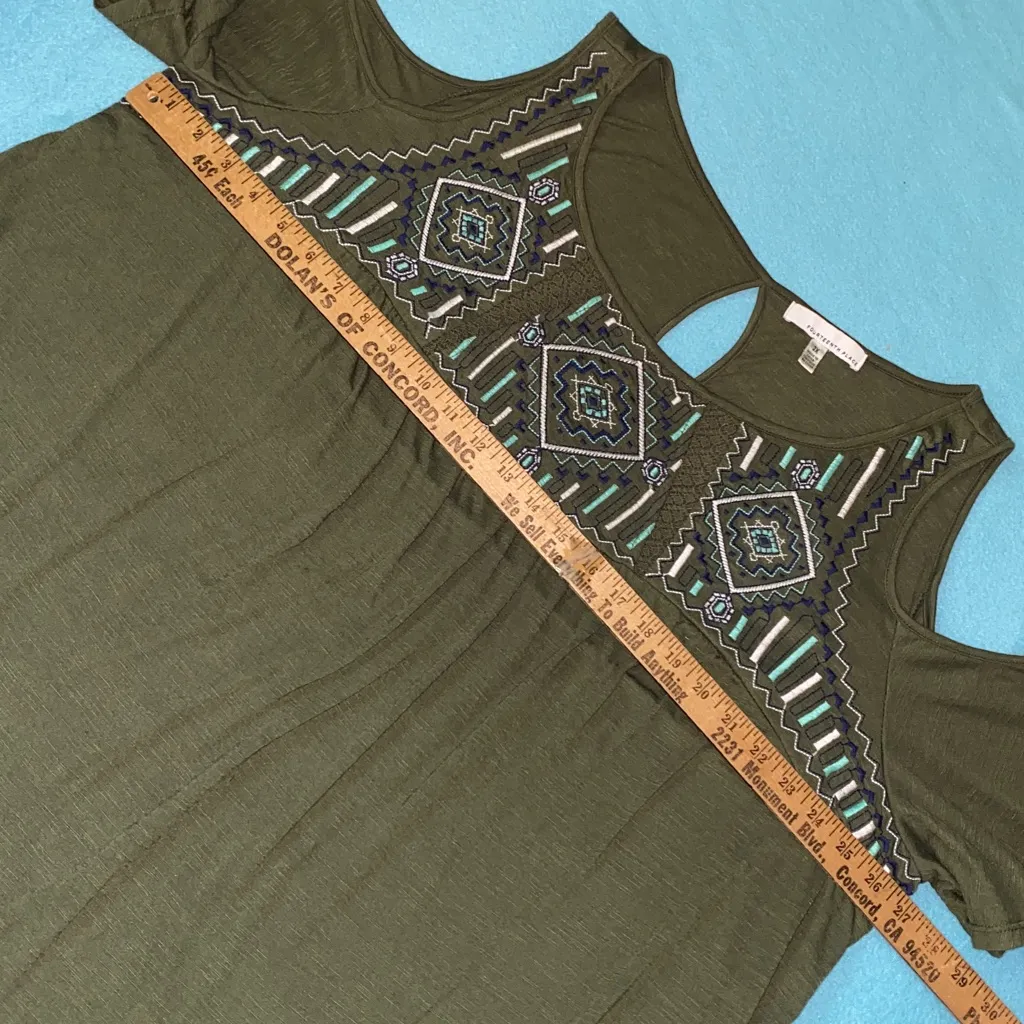 FOURTEENTH PLACE embroidered olive green flutter short tie sleeve tunic size 2XL - Image 9