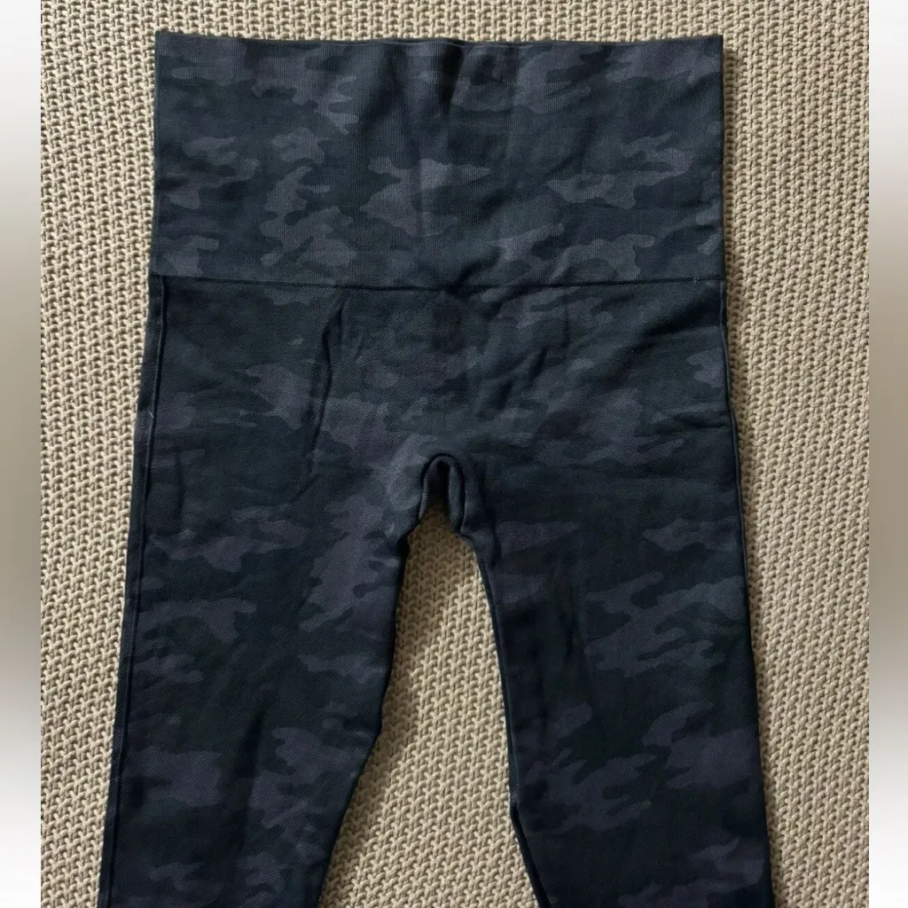 Spanx Women’s seamless camo‎ leggings Size Medium - Image 2