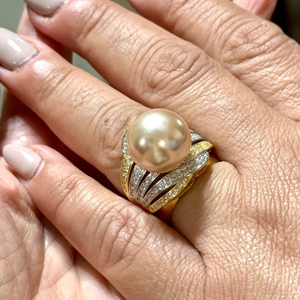 NWOT Gorgeous Champagne Color Pearl Two Tones With accents Band Ring in 6,7 Gold - Image 4